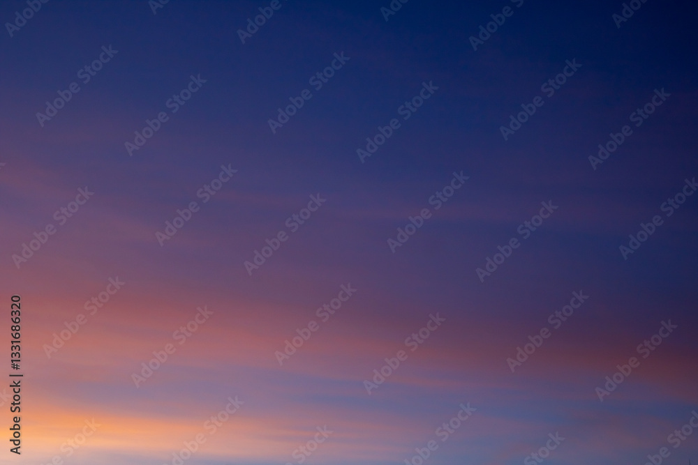 Obraz premium A stunning sunset sky adorned with a significant amount of clouds
