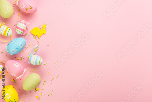 Obraz na płótnie Easter eggs on pink background. w salonie