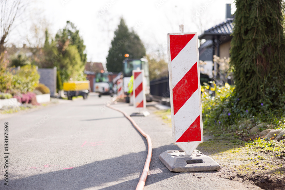 Erdarbeiten zum Glasfaserausbau in einer Siedlung mit Hausanschlüssen