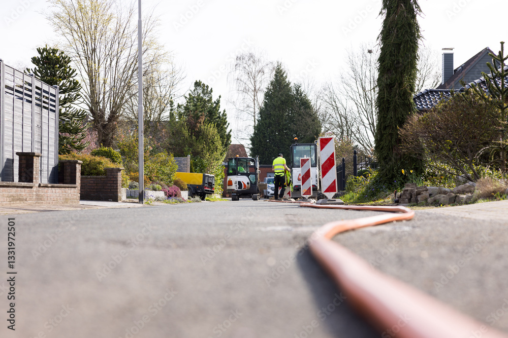 Erdarbeiten zum Glasfaserausbau in einer Siedlung mit Hausanschlüssen