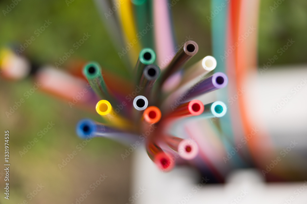 Offene Glasfaser-Verteilerbox mit bunten Glasfaser-Rohren – Breitbandausbau in Wohngebieten, modernes Telekommunikationsnetz für Highspeed-Internet und Digitalisierung.