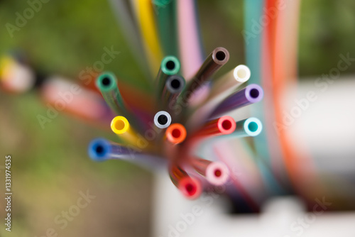 Obraz na płótnie Offene Glasfaser-Verteilerbox mit bunten Glasfaser-Rohren – Breitbandausbau in Wohngebieten, modernes Telekommunikationsnetz für Highspeed-Internet und Digitalisierung. w salonie
