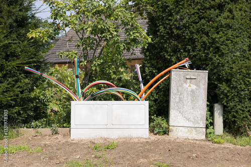 Obraz na płótnie Offene Glasfaser-Verteilerbox mit bunten Glasfaser-Rohren – Breitbandausbau in Wohngebieten, modernes Telekommunikationsnetz für Highspeed-Internet und Digitalisierung. w salonie