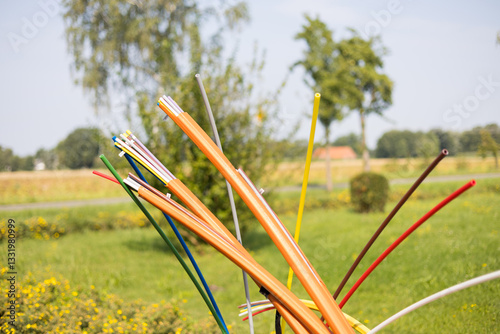 Obraz na płótnie Offene Glasfaser-Verteilerbox mit bunten Glasfaser-Rohren – Breitbandausbau in Wohngebieten, modernes Telekommunikationsnetz für Highspeed-Internet und Digitalisierung. w salonie