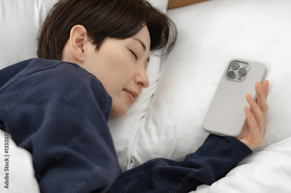 Fototapeta premium 女性 スマホ 寝落ち