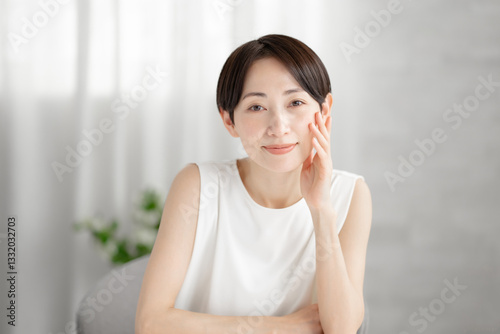 Free Download 肌の潤いを実感するミドル女性 - GFXLoad