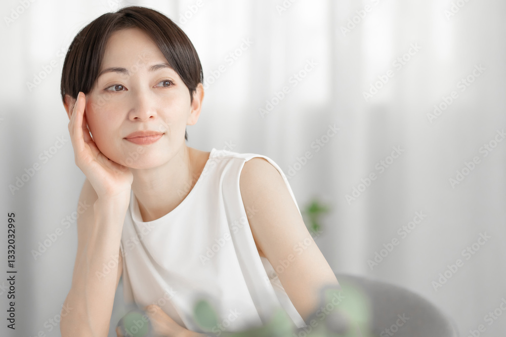 肌の潤いを実感するミドル女性