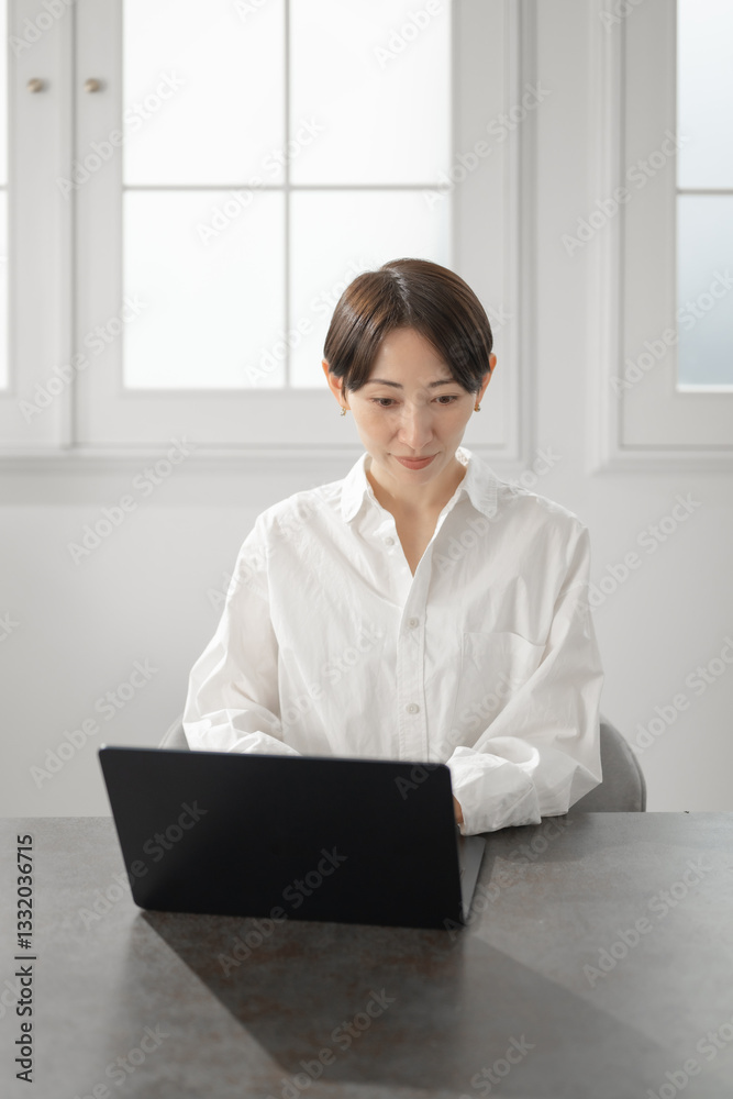 パソコンを操作するミドル女性