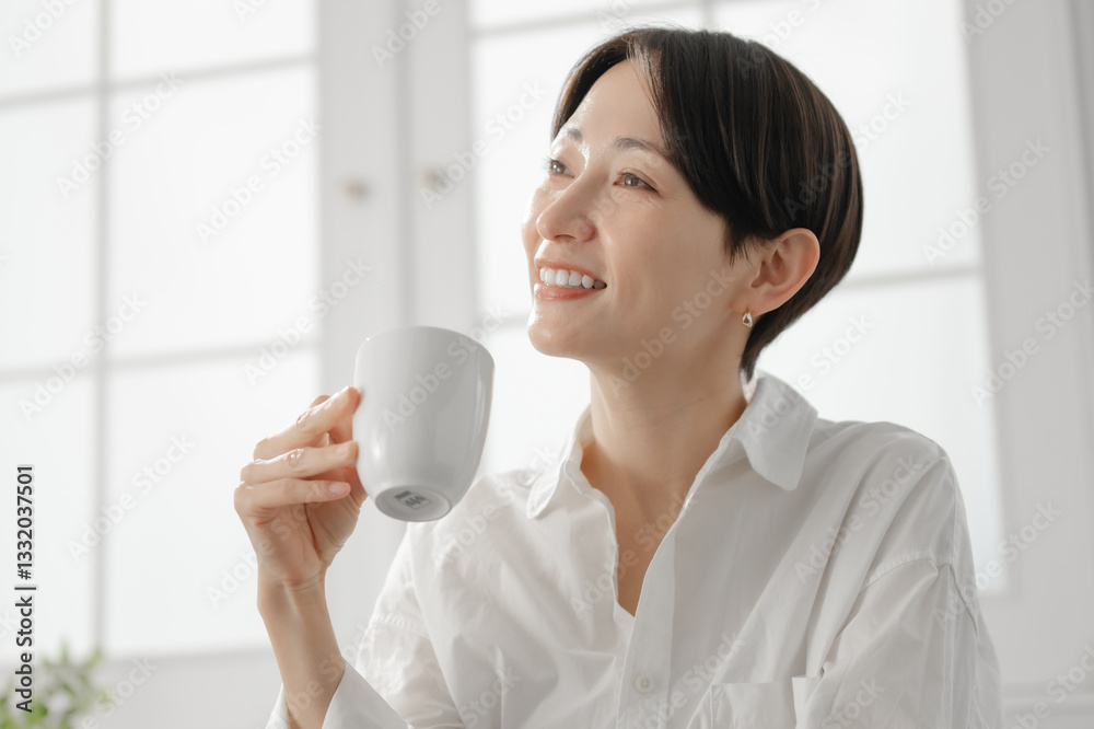 コーヒーカップを持つ女性 コーヒーカップを持つ女性