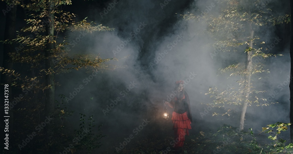 Obraz premium A Mysterious Night in the Enchanting Forest Accompanied by Fog and a Flashlight in Hand