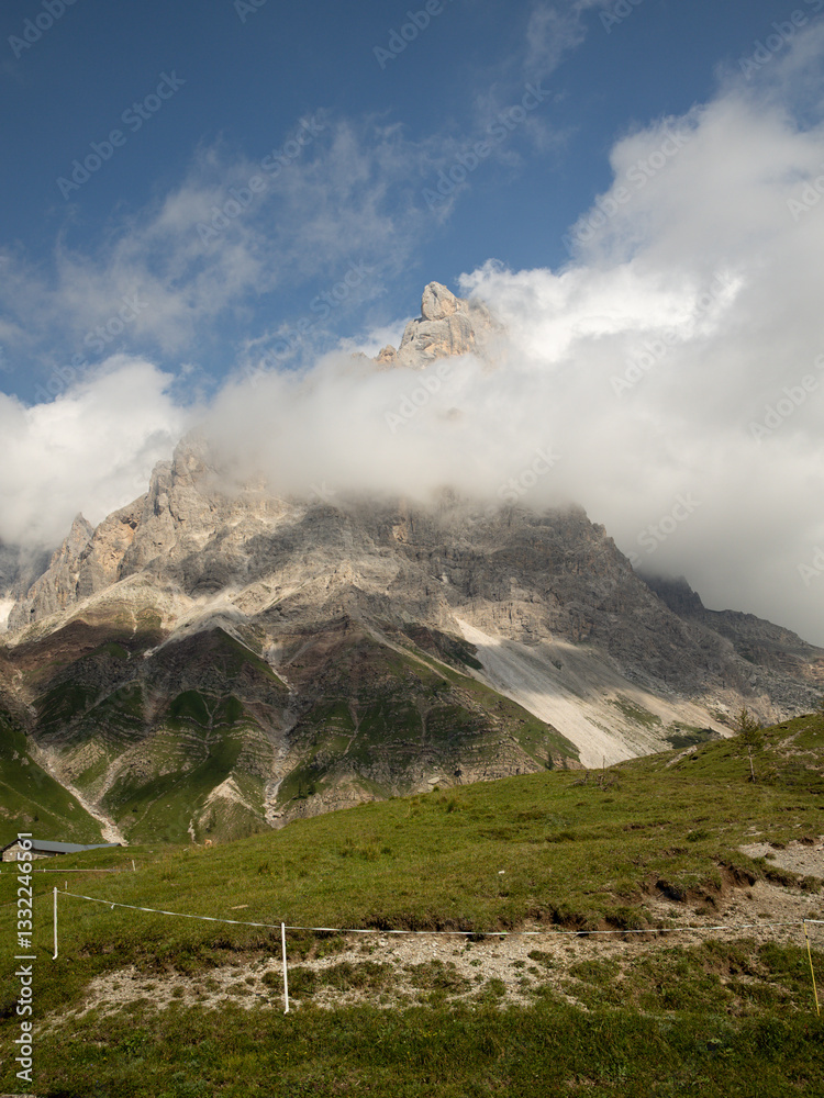 Fototapeta premium Rocky Mountain Ridge: Clouds and Blue Sky