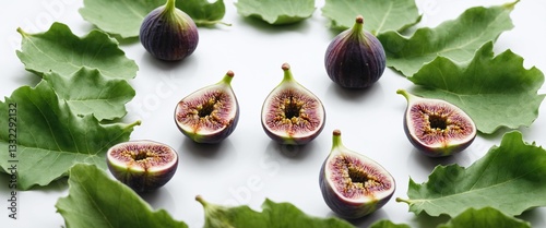 Obraz na płótnie Fresh figs with green leaves on white background. w salonie