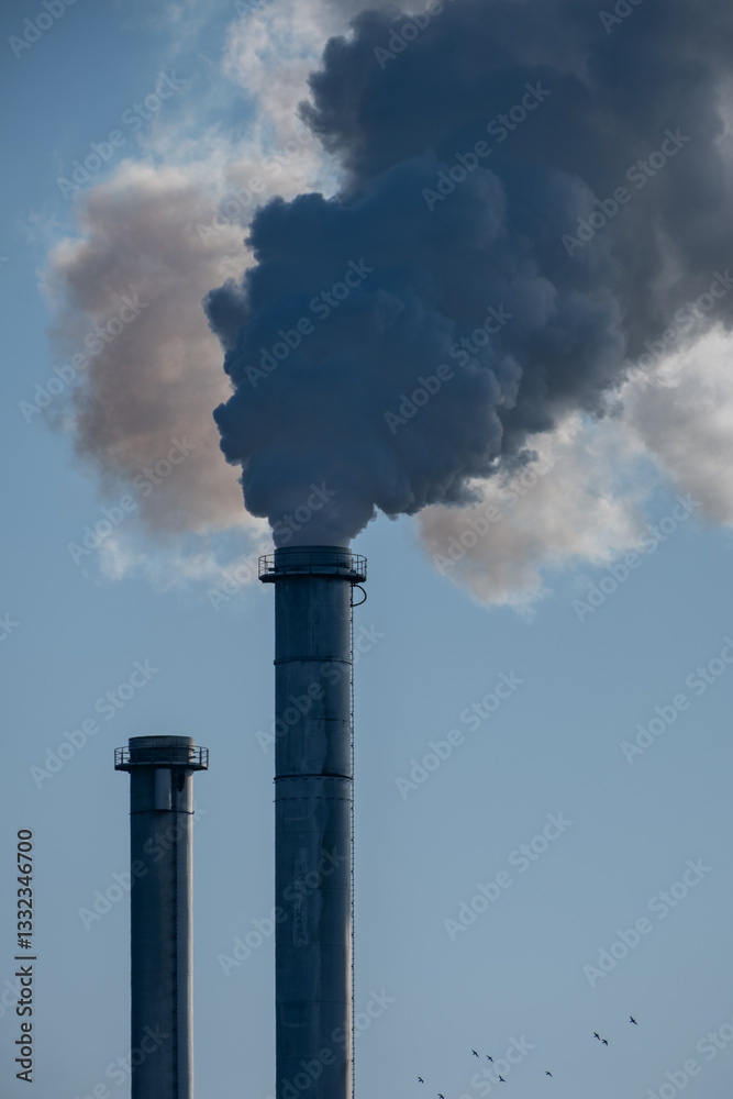 Rauch oder Qualm aus einem Industrie-Schornstein Rauch oder Qualm aus einem Industrie-Schornstein