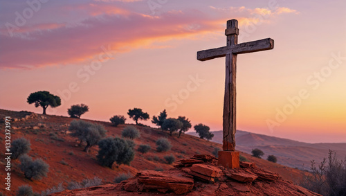 Croce cristiana su una collina della Terra Santa illuminata dalla luce del sole al tramonto