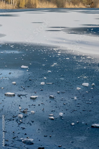 Obraz na płótnie ice splinters on frozen lake Max-Eyth-See, Stuttgart, Germany w salonie
