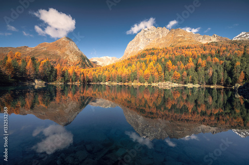 Obraz na płótnie Autumn in Switzerland - Grisons w salonie