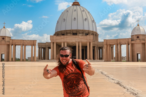 Obraz na płótnie Tourist enjoys a sunny day at Basilica of Our Lady of Peace in Yamoussoukro, Ivory Coast w salonie