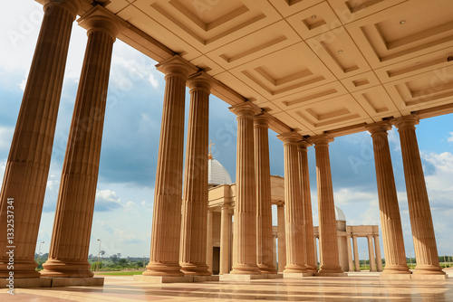 Obraz na płótnie Explore the stunning architecture of Basilica of Our Lady of Peace in Yamoussoukro Ivory Coast w salonie