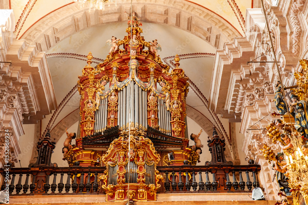 Obraz premium Beautiful choir organ, built in 1760, located above the main entrance of the Santa Prisca church of Taxco de Alarcon.