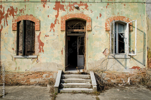 L’ingresso di uno dei padiglioni dell’ospedale abbandonato del Lido di Venezia  photo