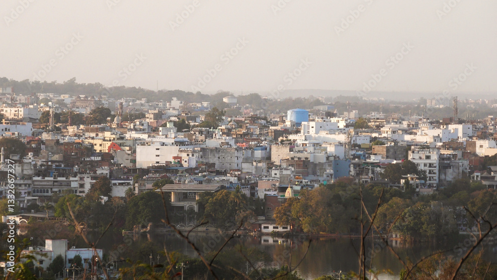 Obraz premium Evening view of a cityscape in Bhopal, Madhya Pradesh, India