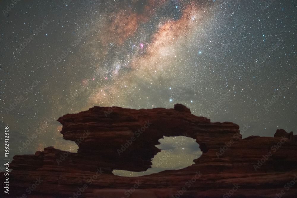Kalbarri Park, Nature's Window and Milky Way
Nocne niebo pełne gwiazd i cudowna Droga Mleczna nad łukiem skalnym Nature Window w Parku Narodowym Kalbarri w zachodniej Australii - Astrofotografia