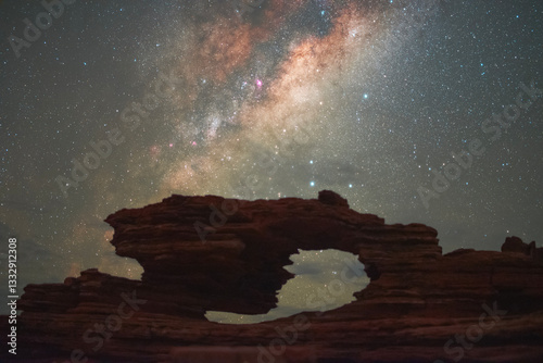 Obraz na płótnie Kalbarri Park, Nature's Window and Milky Way
Nocne niebo pełne gwiazd i cudowna Droga Mleczna nad łukiem skalnym Nature Window w Parku Narodowym Kalbarri w zachodniej Australii - Astrofotografia w salonie
