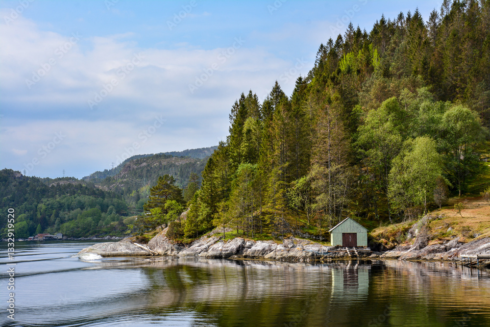 Fototapeta premium Fjord de Mostraumen depuis le bateau