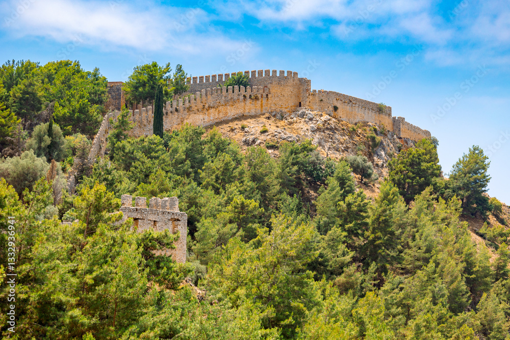 Obraz premium Landscape view old walls of fortress on Mediterranean coast. View of Alanya Castle, stone ruins in Alanya, Turkey. High quality photo