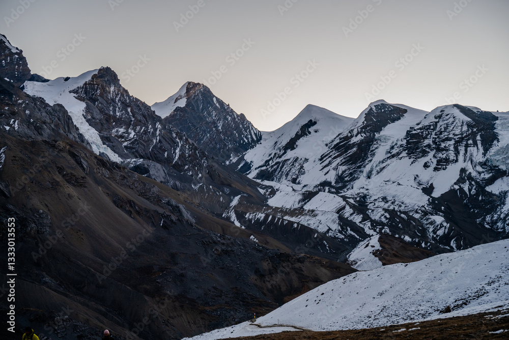 Obraz premium Rugged Snow-Covered Peaks and Rocky Slopes at High Altitude in the Annapurna Region, Nepal