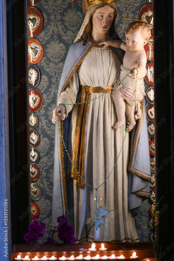 Fototapeta premium Madonnastatue in der San Marco Kirche in Florenz (Italien)