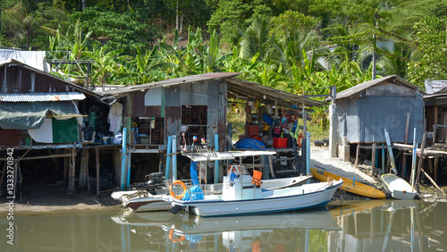 Obraz na płótnie Thai Fishing Village: Life on the Riverbank w salonie