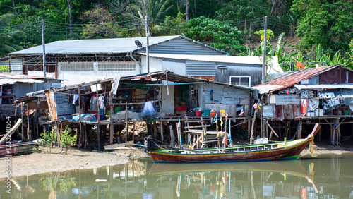 Obraz na płótnie Thai Fishing Village: Life on the Riverbank w salonie