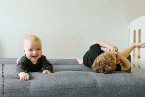 Obraz na płótnie Baby Crawling And Boy Relaxing w salonie