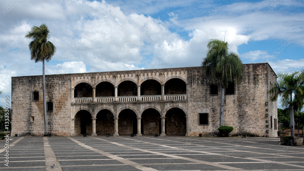 Obraz premium This image features an old historic building with beautiful arches and columns, set against a backdrop of vibrant blue skies, representing architectural elegance and history.