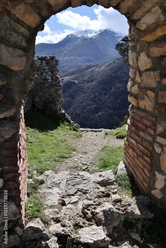 Roccamandolfi - Scorcio di Monte Miletto innevato dai resti del castello