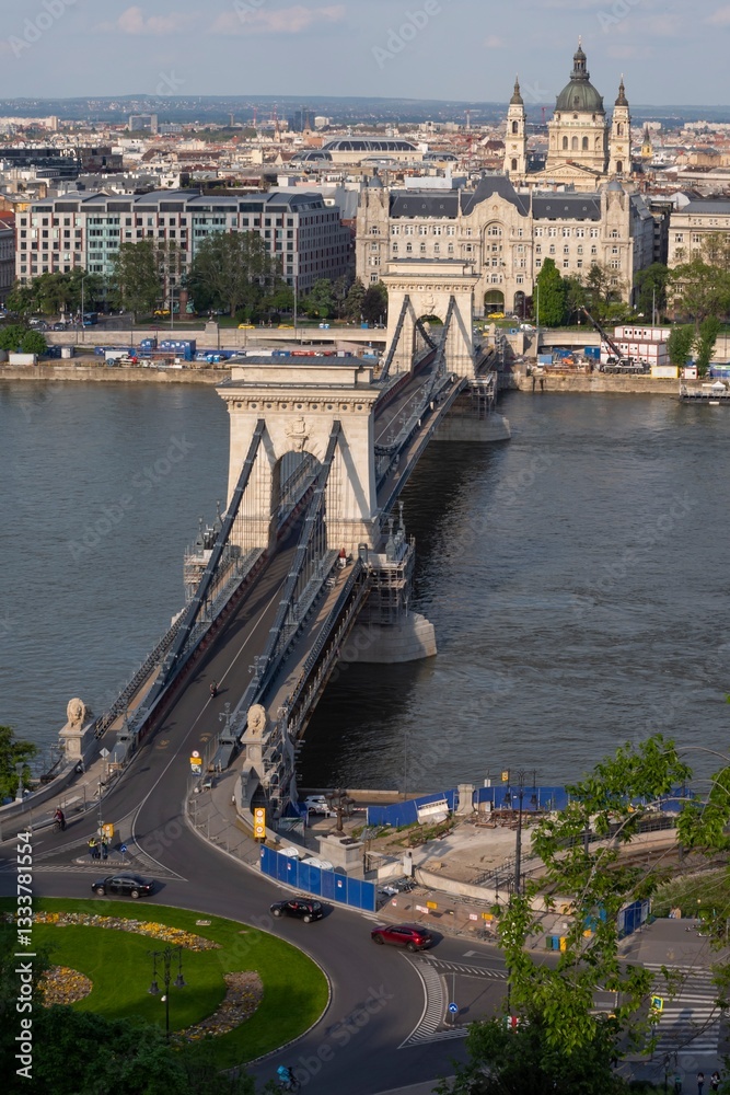Naklejka premium Beautiful view of the Chain Bridge, the Danube embankment, and St. Stephen's Basilica in Budapest in spring.