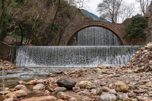 Obraz na płótnie Palaiokarya stone arched bridge and waterfall near Pyli village, Thessaly, Greece w salonie