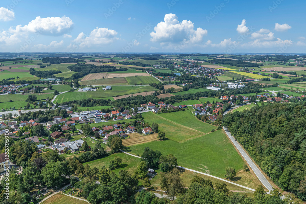 Fototapeta premium Die Region um die Marktgemeinde Ortenburg im niederbayerischen Klosterwinkel von oben 