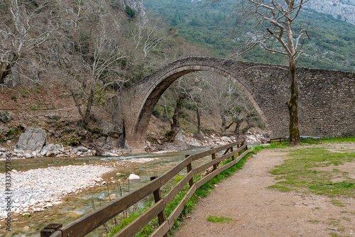 Obraz na płótnie Saint Vissarion stone arched bridge (Porta, Portaikos) near Pyli village, Thessaly, Greece w salonie