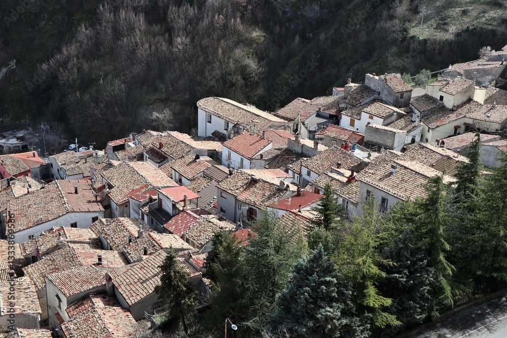 Roccamandolfi - Tetti del borgo dalla strada per il castello