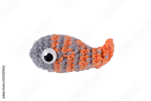 Petit poisson tricoté ou crocheté avec de la laine grise et orange