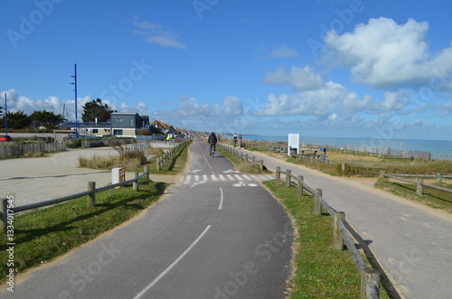 Piste cyclable à Colleville-Montgomery (Calvados - Normandie - France)