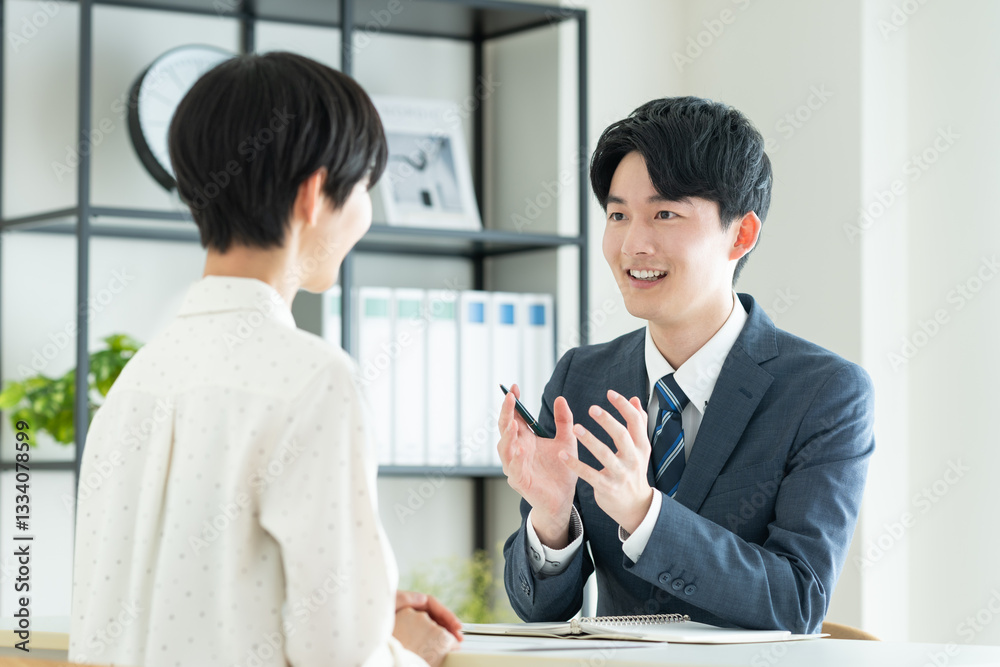 Obraz premium プランナーに相談する若い女性