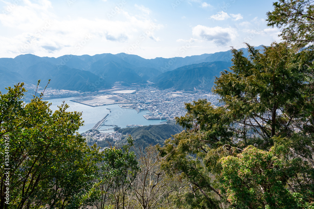 熊野古道伊勢路馬越峠から天狗倉山、尾鷲を望む