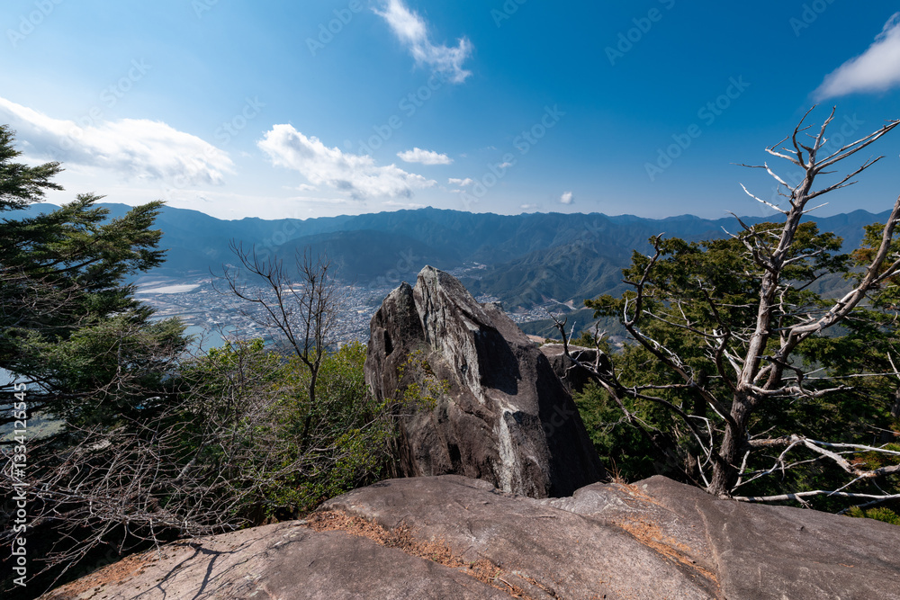 熊野古道伊勢路馬越峠から天狗倉山、山頂から尾鷲を望む