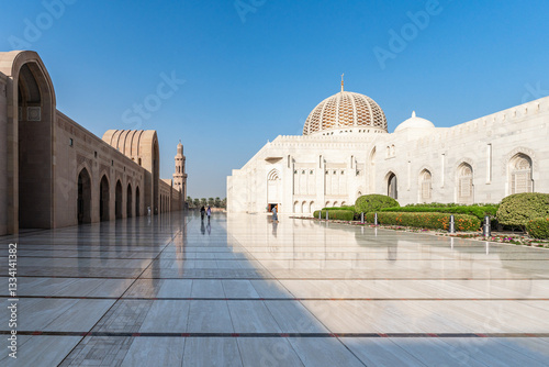 Majestätische Außenansicht der Sultan-Qabus-Moschee in Maskat, Oman