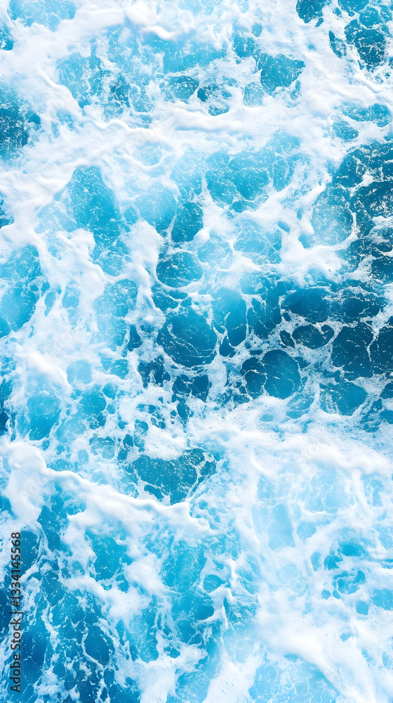Naklejka premium Whitecaps and foam on vibrant blue ocean water