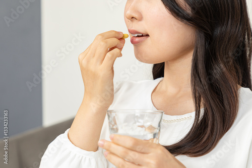 Foto 薬を飲むアジア人女性02