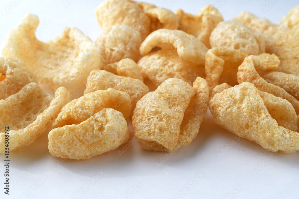 チチャロン メキシコやフィリピンで食べられる豚の皮(豚皮)のスナック コピースペースあり 白背景 Chicharon (chicharrón, chicharron), pork skin (pig skin) snack, eaten in Mexico and the Philippines, copy space available, white background
チチャロン メキシコやフィリピンで食べられる豚の皮(豚皮)のスナック コピースペースあり 白背景 Chicharon (chicharrón, chicharron), pork skin (pig skin) snack, eaten in Mexico and the Philippines, copy space available, white background